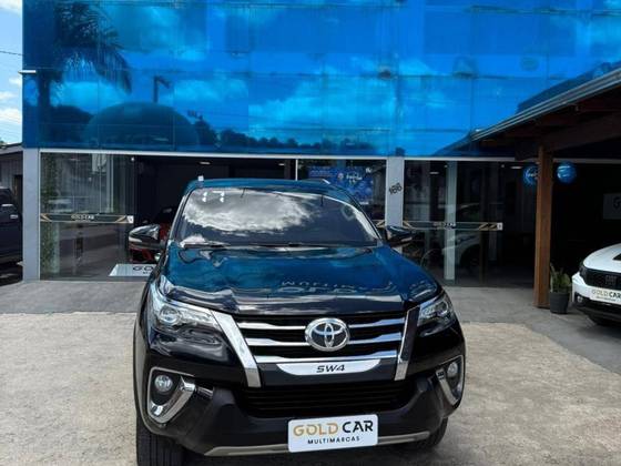 TOYOTA HILUX SW4 2.8 SRX 4X4 7 LUGARES 16V TURBO INTERCOOLER DIESEL 4P AUTOMÁTICO